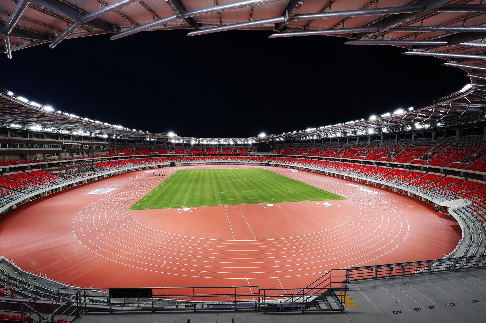 夜間照明を点灯したパロマ瑞穂スタジアム。写真手前右が車いす席になる=2026年2月19日午後5時58分、名古屋市瑞穂区、溝脇正撮影