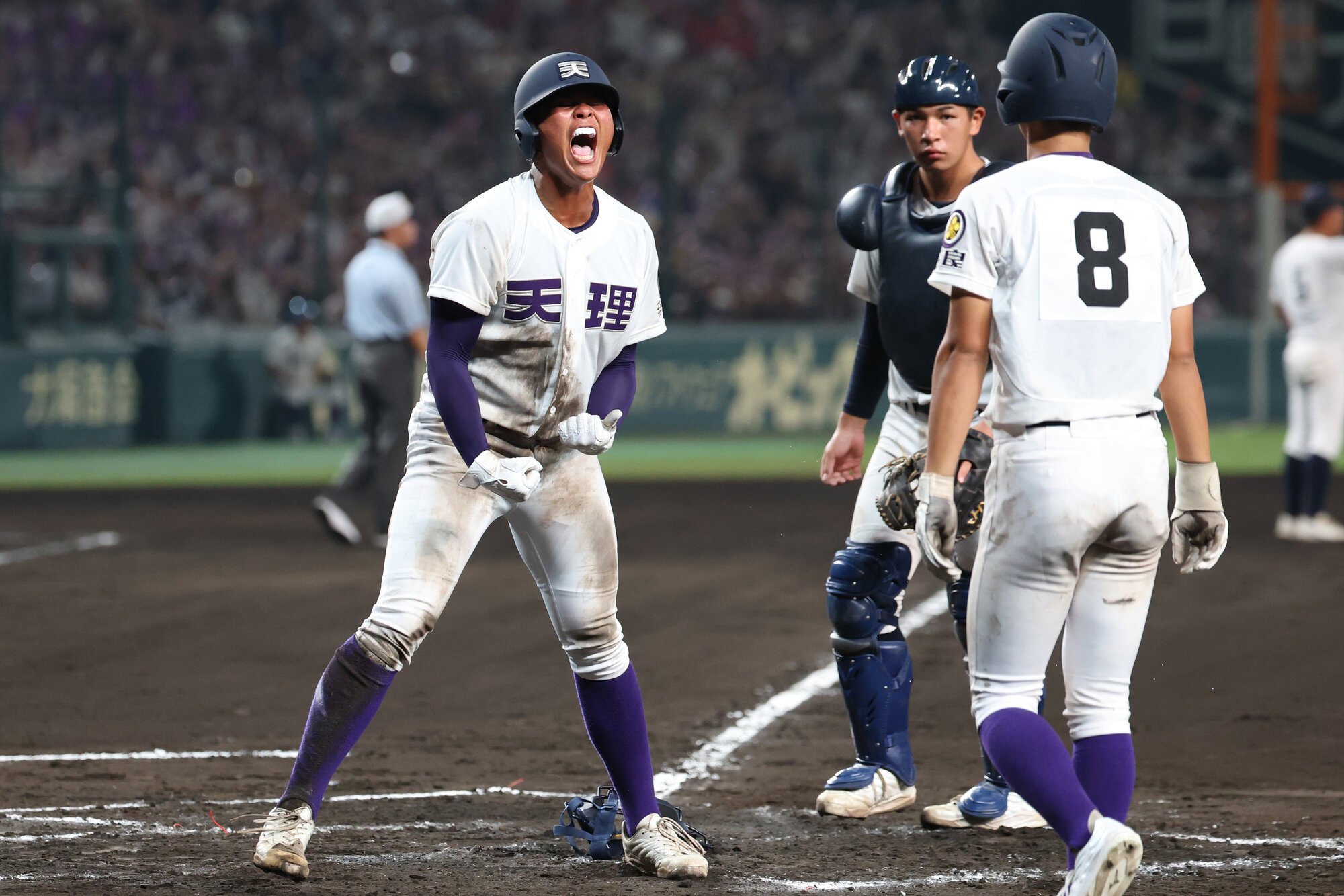 ナイターで行われた第107回全国選手権大会の天理と鳴門の試合=2025年8月6日午後8時18分、阪神甲子園球場、吉本美奈子撮影
