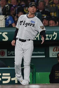 阪神対中日　6回裏阪神2死一、二塁、村上に代打を送る藤川監督(撮影･前田充)