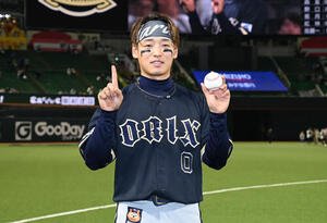 ソフトバンク対オリックス　笑顔で撮影に応じる渡部(撮影･林敢治)