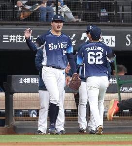 日本ハム対西武　7回を投げ終えナインを出迎える渡辺(撮影･黒川智章)