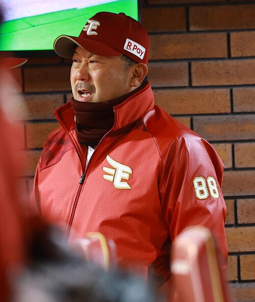 楽天対ロッテ　ベンチで声を出す楽天三木監督(撮影･野上伸悟)