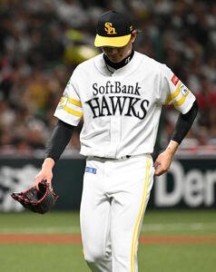 ソフトバンク対オリックス　2回表オリックス2死一、二塁、降板する徐若熙(撮影･林敢治)