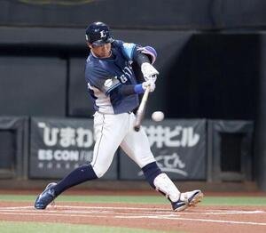 日本ハム対西武　1回表西武無死、三塁打を放つ桑原(撮影･黒川智章)