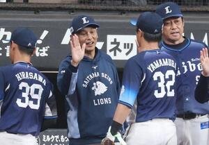 日本ハム対西武　試合後、選手を出迎える西口監督(撮影･黒川智章)