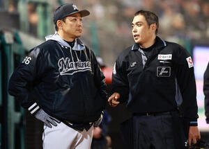 楽天対ロッテ　8回表ロッテ無死一塁、西川史礁が守備妨害をとられたプレーで、白井球審(右)の説明を受けるロッテのサブロー監督(撮影･野上伸悟)