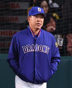 阪神対中日　選手交代を告げる井上監督(撮影･上田博志)