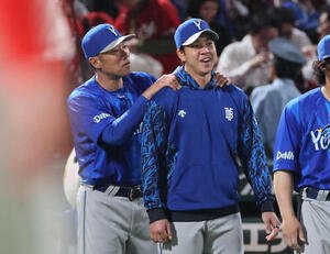 広島対DeNA　先発好投の平良(右)の肩をもむ相川監督(撮影･加藤孝規)
