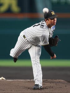 阪神対中日　力投する阪神先発の村上(撮影･前田充)