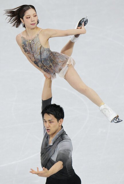 ミラノ･コルティナ五輪のペアフリーの演技でリフトを披露する三浦璃来、木原龍一組