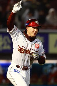 楽天対ロッテ　11回裏楽天2死三塁、サヨナラ適時打を放つ村林(撮影･野上伸悟)