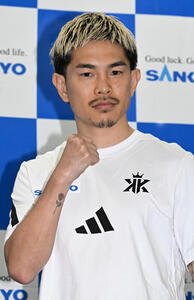 公開練習を前に写真撮影に応じる井岡一翔(撮影･千葉一成)