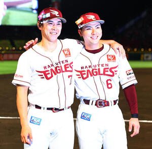 楽天対ロッテ　サヨナラ勝ちを喜ぶ楽天柴田(左)と村林(撮影･野上伸悟)