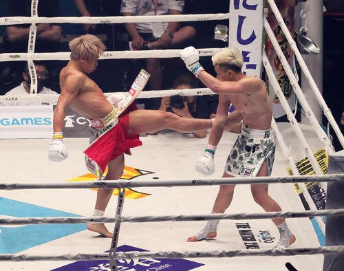 那須川天心(右)にキックを放つ武尊(22年6月撮影)