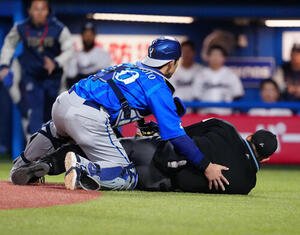 ヤクルト対DeNA 8回裏ヤクルト無死、オスナが放ったバットが当たり、倒れる川上球審(撮影･江口和貴)