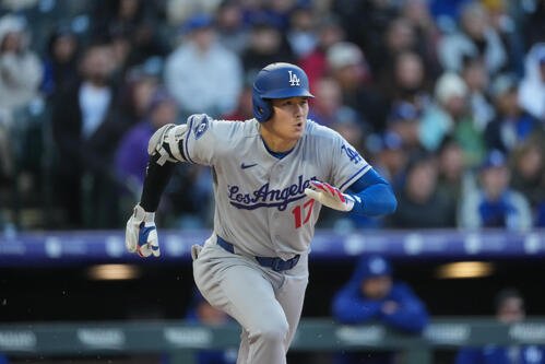 ロッキーズ戦第1打席で菅野智之から二塁打を放つドジャース大谷翔平(AP)