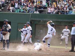 9回、同点に追い付きなおも1死一、二塁から安食琥太郎の中前2点適時打で勝ち越しのヘッドスライディングを決める池田(撮影･保坂淑子)
