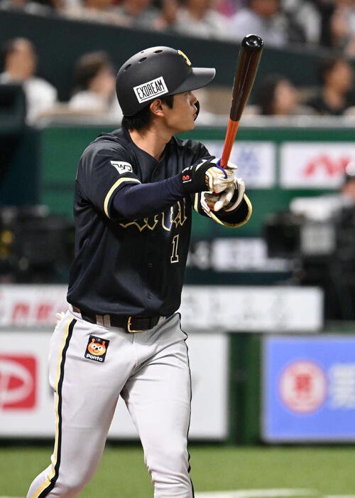 ソフトバンク対オリックス　2回表オリックス2死一、二塁、太田は3点本塁打を放つ(撮影･林敢治)