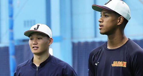 森下翔太(左)と万波中正(2023年11月撮影)