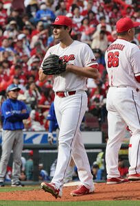 広島対DeNA 7回表DeNA無死満塁、降板するターノック(撮影･加藤孝規)