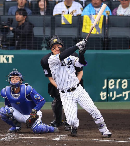 阪神対中日　7回裏阪神1死一塁、森下は同点適時二塁打を放つ(撮影･上田博志)