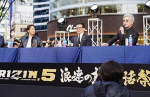 ｢超緊急記者会見｣で舌戦を展開する朝倉(左)と平本(右)。中央は榊原CEO(撮影･小沢裕)