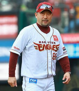 楽天対ロッテ　選手交代を告げる楽天三木監督(撮影･野上伸悟)