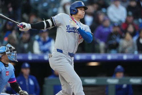 ロッキーズ戦第1打席で菅野智之から二塁打を放つドジャース大谷翔平(AP)
