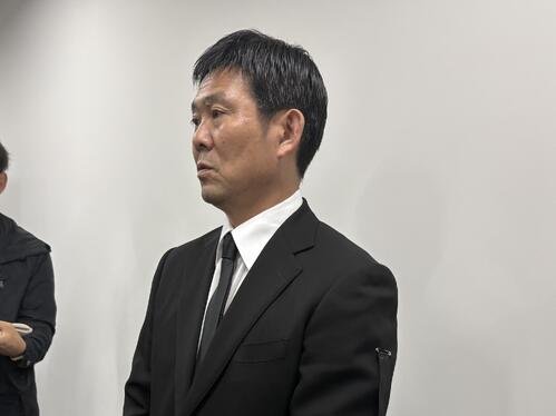 視察後に取材に応じる日本代表の森保監督