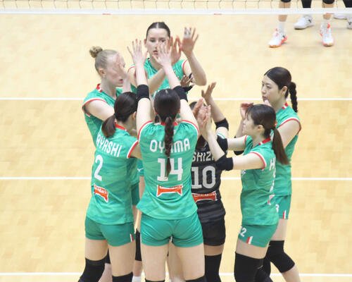 コート上でハイタッチする大阪Mのメンバー(撮影･勝部晃多)