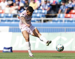 横浜対川崎F　後半、左足を振り抜き決勝ゴールを決める川崎Fエリソン(撮影･宮地輝)