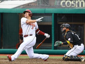楽天対ロッテ　5回裏楽天1死一塁、2点本塁打を放つ浅村(撮影･野上伸悟)