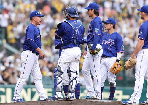 阪神対中日　7回裏阪神2死一、三塁、投手交代を告げる井上監督(左端)(撮影･前田充)