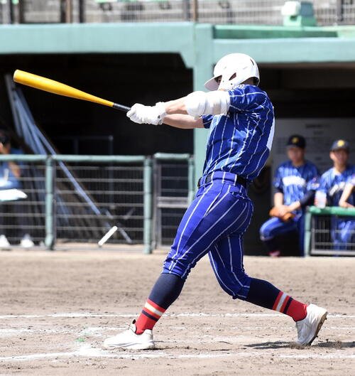 7回裏磐田東1死二塁、右前適時打を放つ舘希竜(撮影･前田和哉)