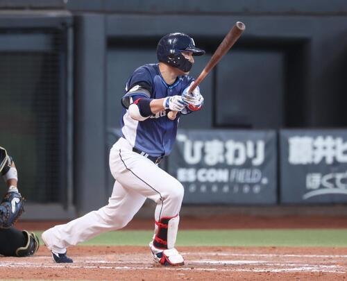 日本ハム対西武　9回表西武2死二塁、安打を放つ栗山(撮影･黒川智章)
