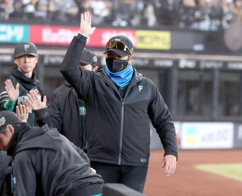 日本ハム対西武　試合後、スタッフらとタッチする日本ハム新庄監督(撮影･黒川智章)
