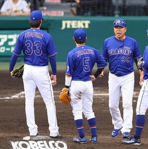 阪神対中日　7回、杉浦(左)に交代を告げる井上監督(撮影･上田博志)