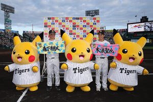 阪神対中日　ヒーローインタビューを終えピカチュウと写真に納まる阪神森下(左)と木浪(撮影･前田充)