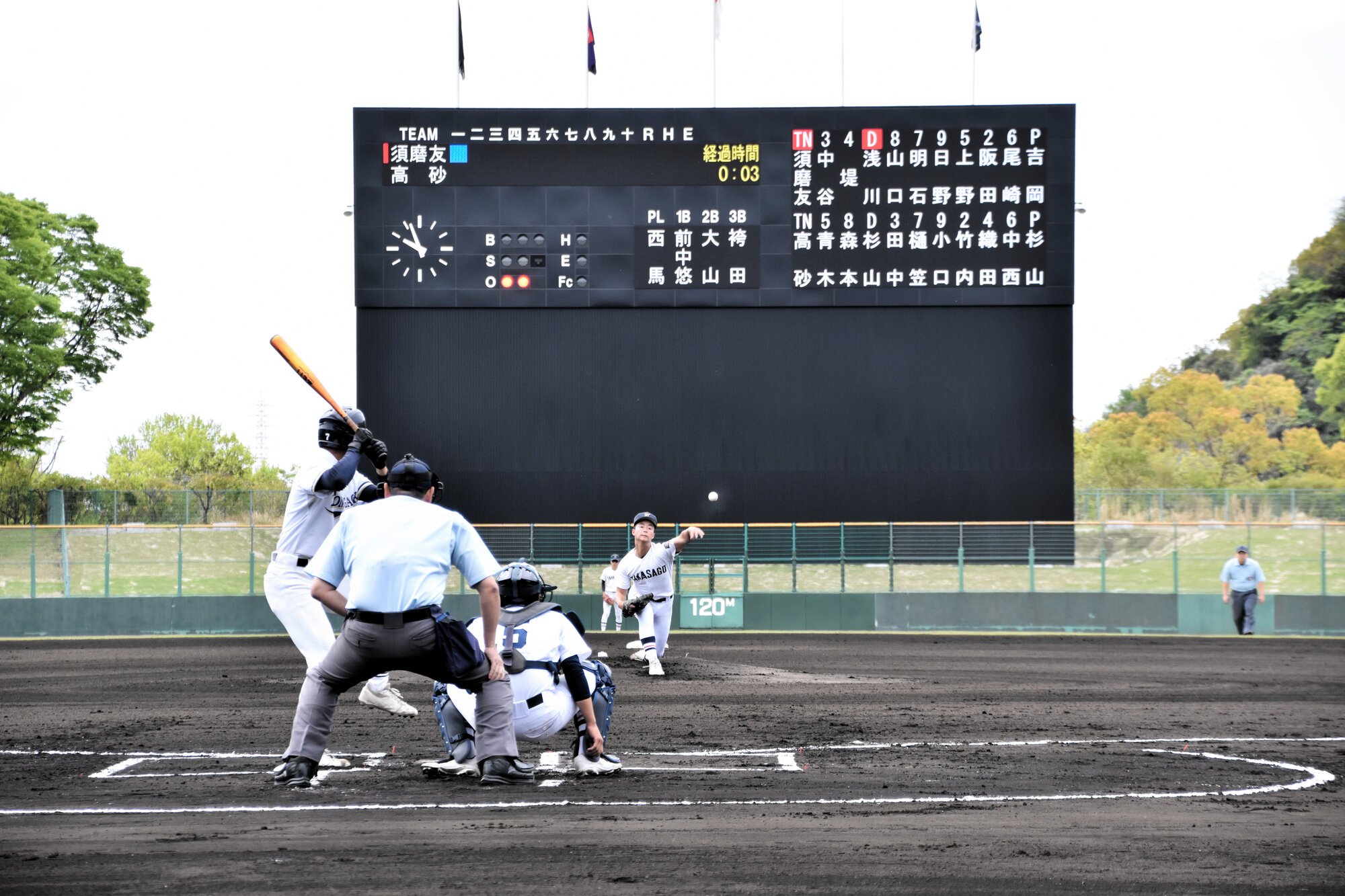 スコアボードが電光掲示板になった高砂市野球場でも、春季兵庫県大会が始まった=2026年4月18日午前9時56分、高砂市野球場、岡田健撮影
