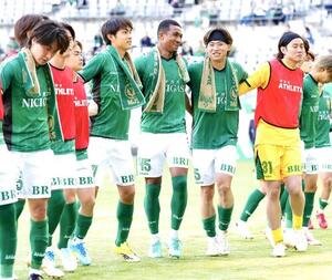 東京V対千葉　試合後、サポーターと勝利を喜ぶ寺沼(中央)ら東京Vの選手たち(撮影･江口和貴)
