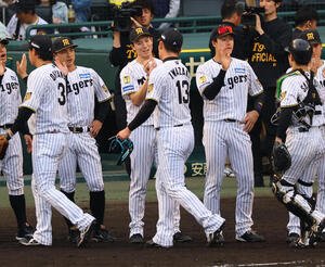 阪神対中日　岩崎(中央右)から勝利球を受け取る湯浅(撮影･上田博志)