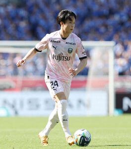 横浜対川崎F　後半、ドリブルする川崎F宮城(撮影･宮地輝)