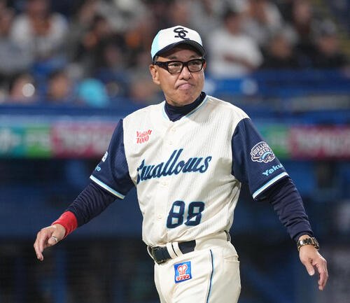 ヤクルト対巨人　選手交代を告げベンチに戻るヤクルト池山監督(撮影･足立雅史)