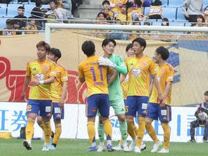 仙台対栃木C　快勝し喜び合うJ2仙台の選手たち(撮影･高橋香奈)