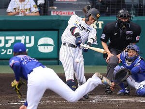 阪神対中日　7回裏阪神2死一、三塁、木浪は勝ち越し適時打を放つ(撮影･上田博志)