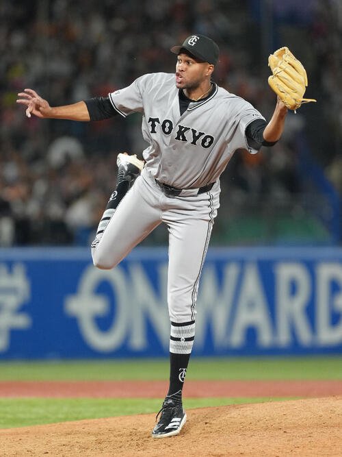 ヤクルト対巨人　9回から登板した巨人マルティネス(撮影･足立雅史)