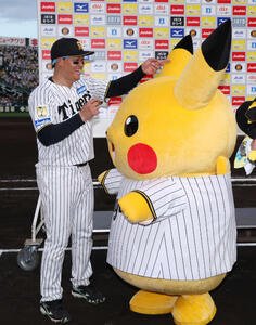 阪神対中日　ヒーローインタビューを終えピカチュウとじゃれ合う阪神森下(撮影･前田充)