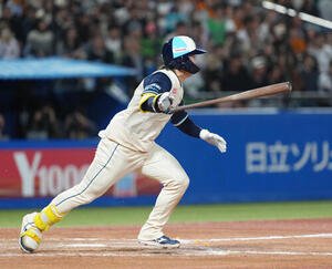 ヤクルト対巨人　9回裏ヤクルト1死三塁、長岡はサヨナラ打を放つ(撮影･足立雅史)