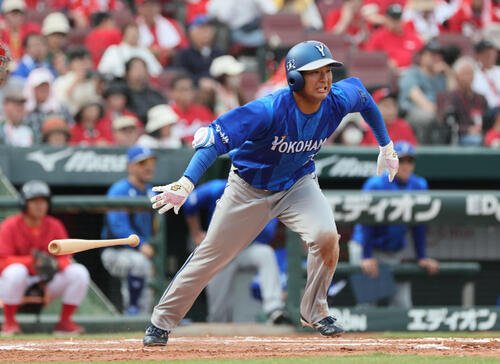 広島対DeNA 7回表DeNA無死一塁、勝又は右前打を放つ(撮影･加藤孝規)