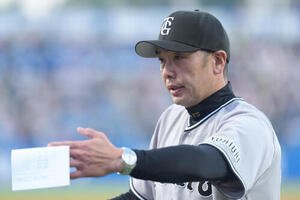 ヤクルト対巨人　メンバー表の交換を行った巨人阿部監督(撮影･足立雅史)